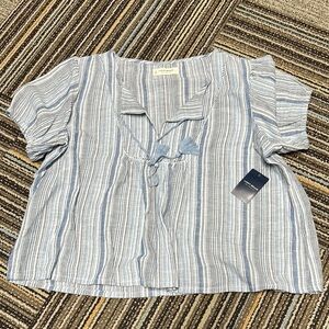 Lucky Brand Cotton/Linen White and Blue Puff Sleeve Crop Blouse